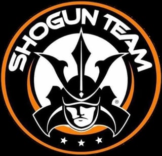 Shogun Team Swiss Logo - Samurai Helm mit orangem und weissem Rand und drei Sternen